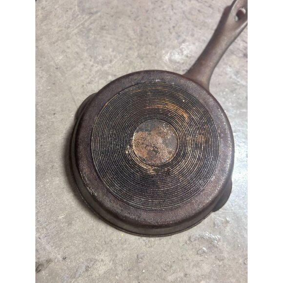 Set of Three Cast Iron Skillets Frying Pans Round Shape - Picture 7 of 7